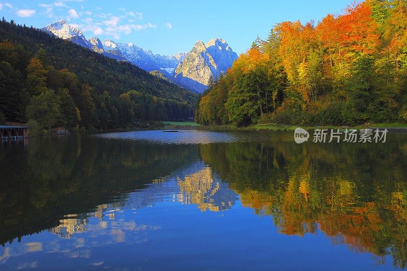 自然之美:里斯泽高山绿松石湖在金色的日出反射，与Zugspitze, Waxenstein和Alpspitze的景观-壮观的巴伐利亚阿尔卑斯山-雄伟的高山景观在秋天，雪山-加米施，巴伐利亚，德国